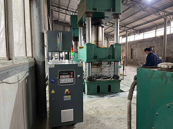 PVC電樁外殼生產(chǎn)熱壓機(jī)模溫機(jī)——應(yīng)用案例